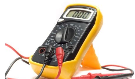 在數字萬用表（DMM）、歐姆表、電流表和電壓表之間進行選擇