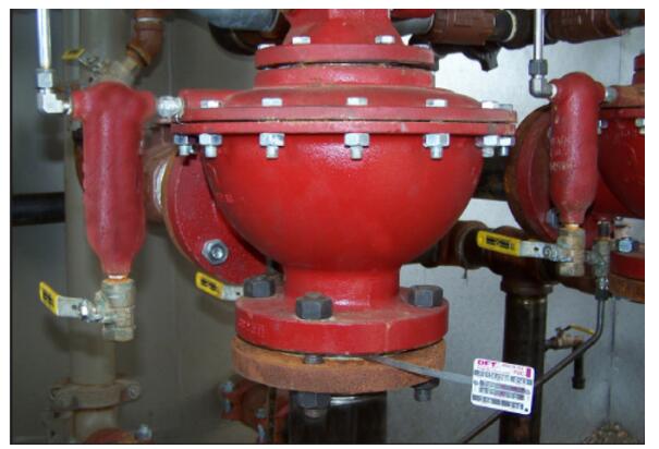 圖：緊湊型止回閥安裝在垂直排水閥的下游側(cè)