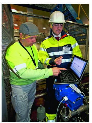 圖：（左）技術(shù)人員從執(zhí)行機(jī)構(gòu)的板載數(shù)據(jù)記錄器下載操作性能數(shù)據(jù)。